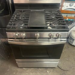 GE Gas Stove   W/ Convention Oven