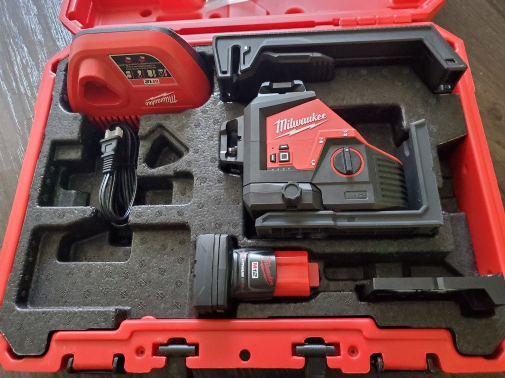 Milwaukee
M12 12-Volt Lithium-Ion Cordless Green 250 ft. 3-Plane Laser Level Kit w/One 4.0 Ah Battery, Charger, Case & Track Clip