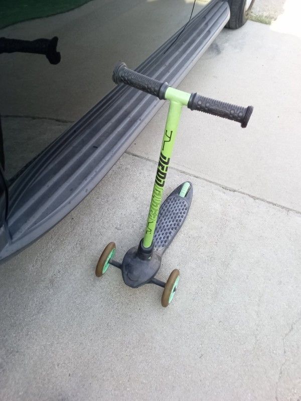 Lil scooter with green led lights on 3 wheels