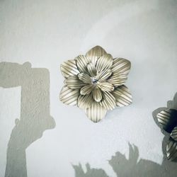 Decoración . FLORES DE METAL COLOR DORADO.