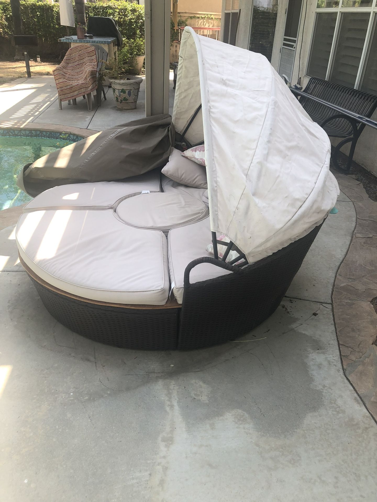 Day Bed, Round, Wicker, Tan 6ft Diameter