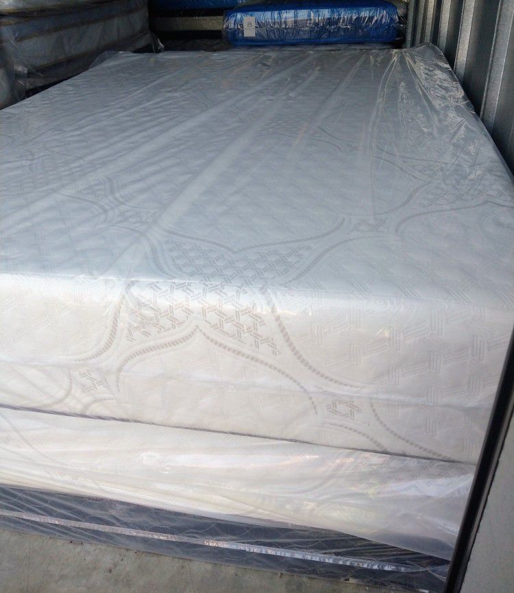 Queen Size Mattress Memory Foam And Box Spring 