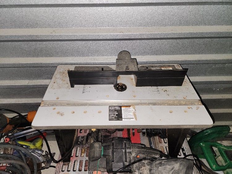 Chicago Electric ROUTING TABLE WITH ROUTER AND Case Of Router Tips