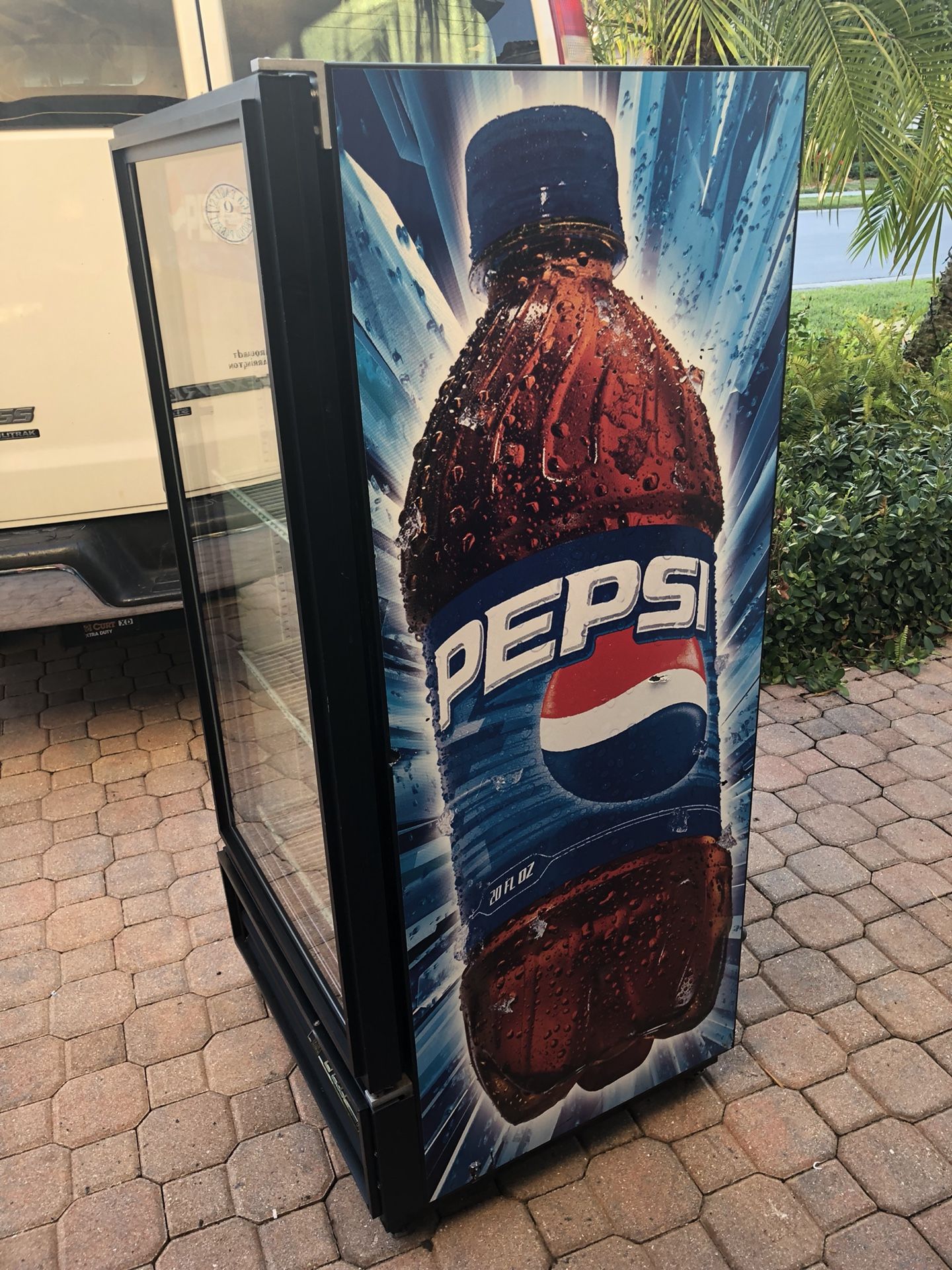 Single Door Display Soda Cooler Refrigerator Rolling for Sale in Bay Shore,  NY - OfferUp