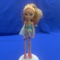 Boneca ever after high usada Ashilyn Ella com acessórios de acordo