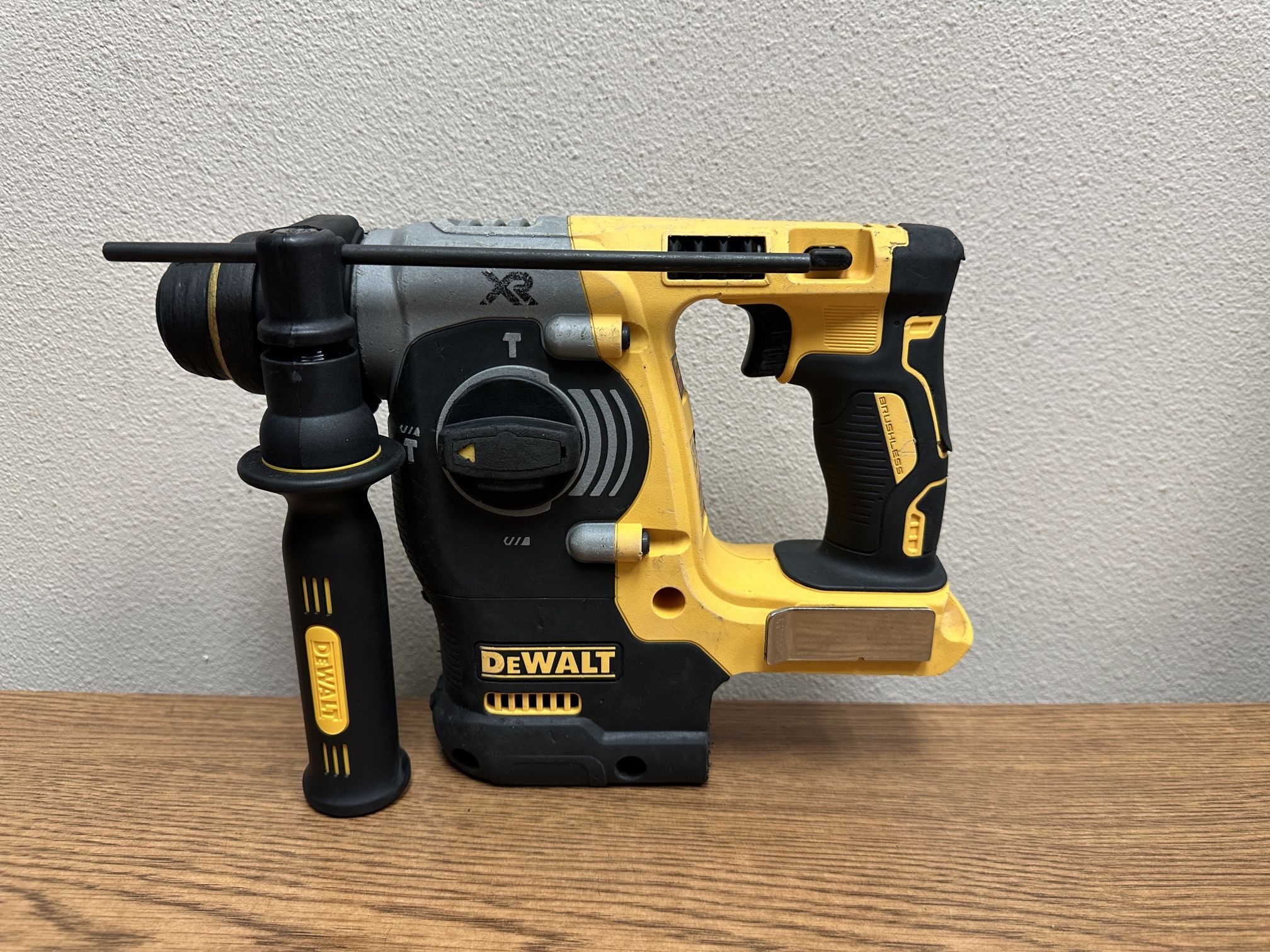 DEWALT DCH273B 20V MAX XR Cordless Brushless 1 in. SDS Plus L-Shape Rotary Hammer (Tool Only)