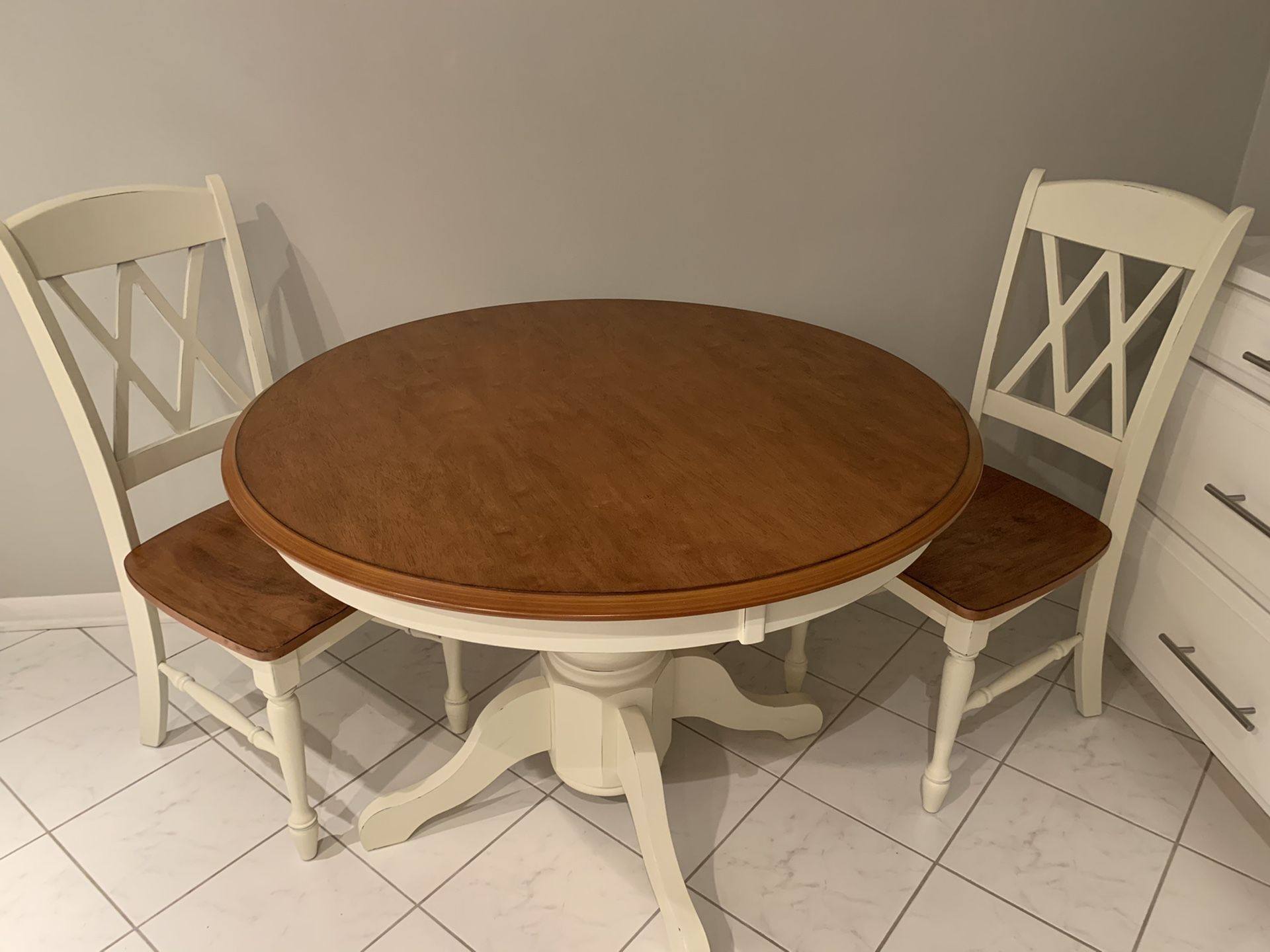 Brand new breakfast Table and 2 chairs