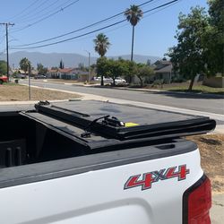 Chevrolet Colorado tonneau cover