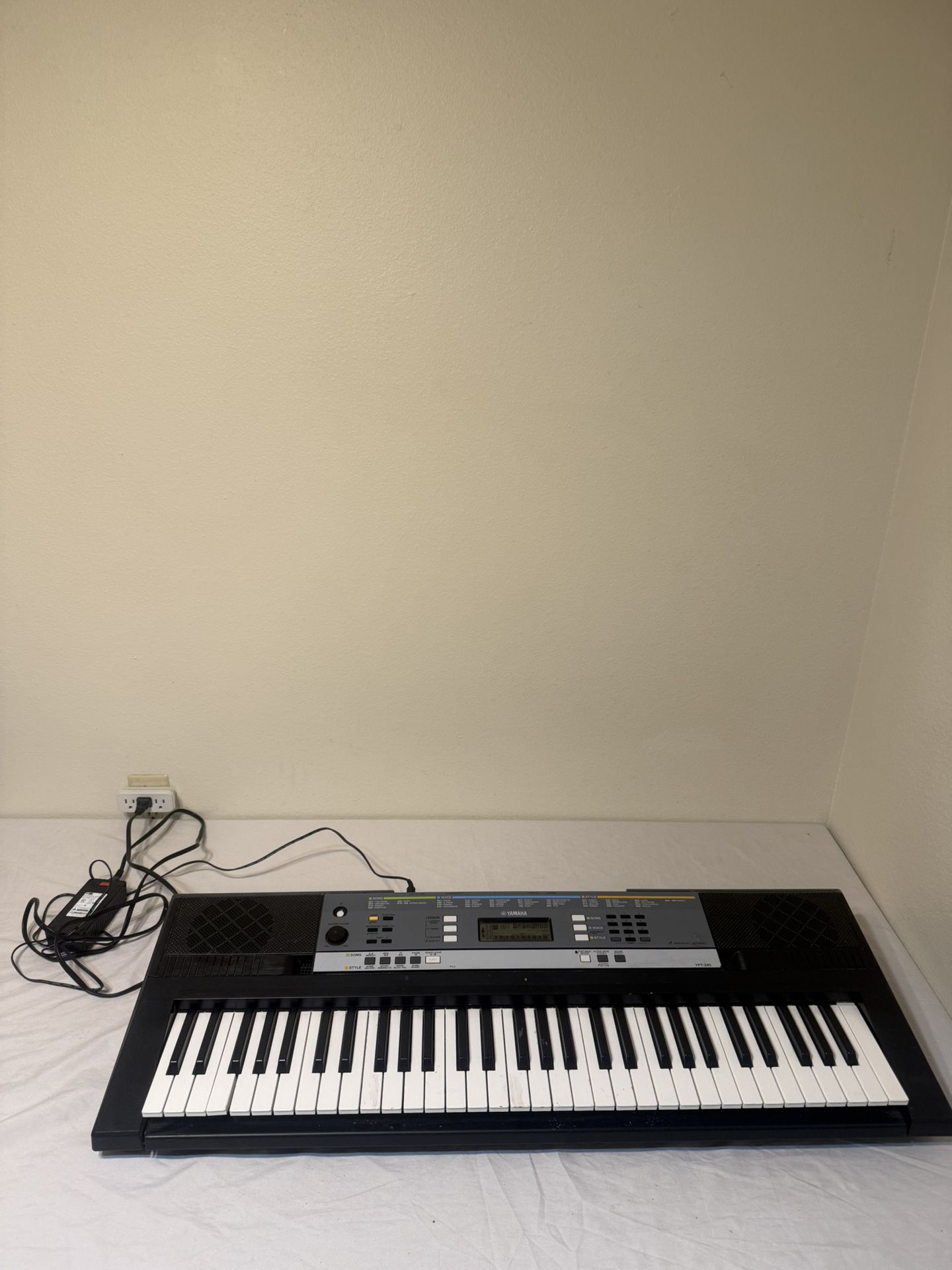 Yamaha YPT-240 Digital Keyboard w/ Power Adapter