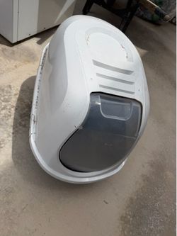 Enclosed cat litter box