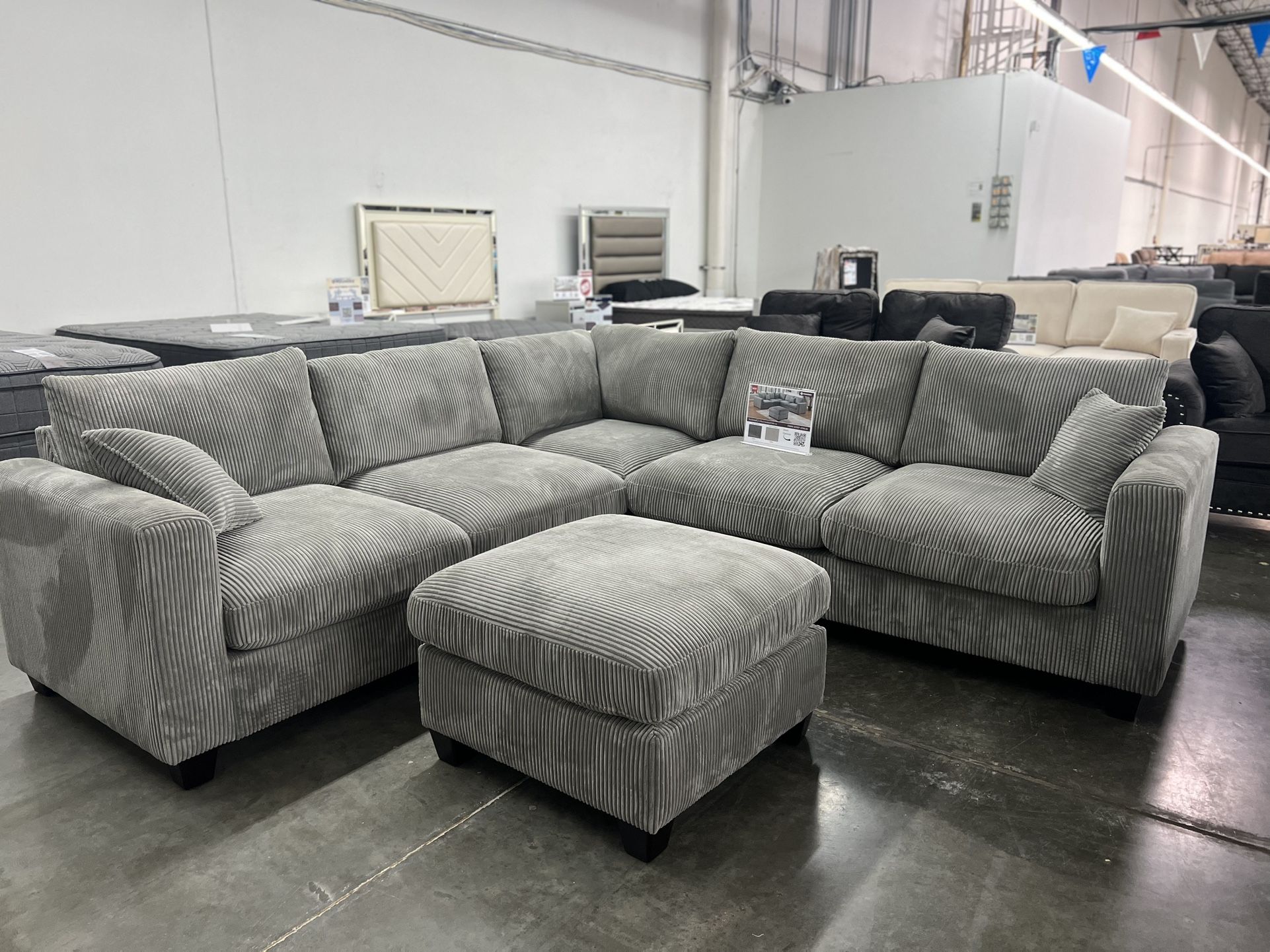 Brand New Sectional With Ottoman 🛋️‼️