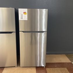 Insignia Stainless Steel Top Freezer Refrigerator‼️ 18 Cubic Ft.