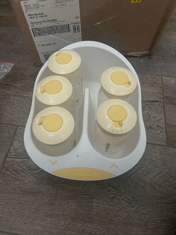 Medela Tray and Bottles