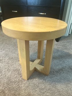Round accent table