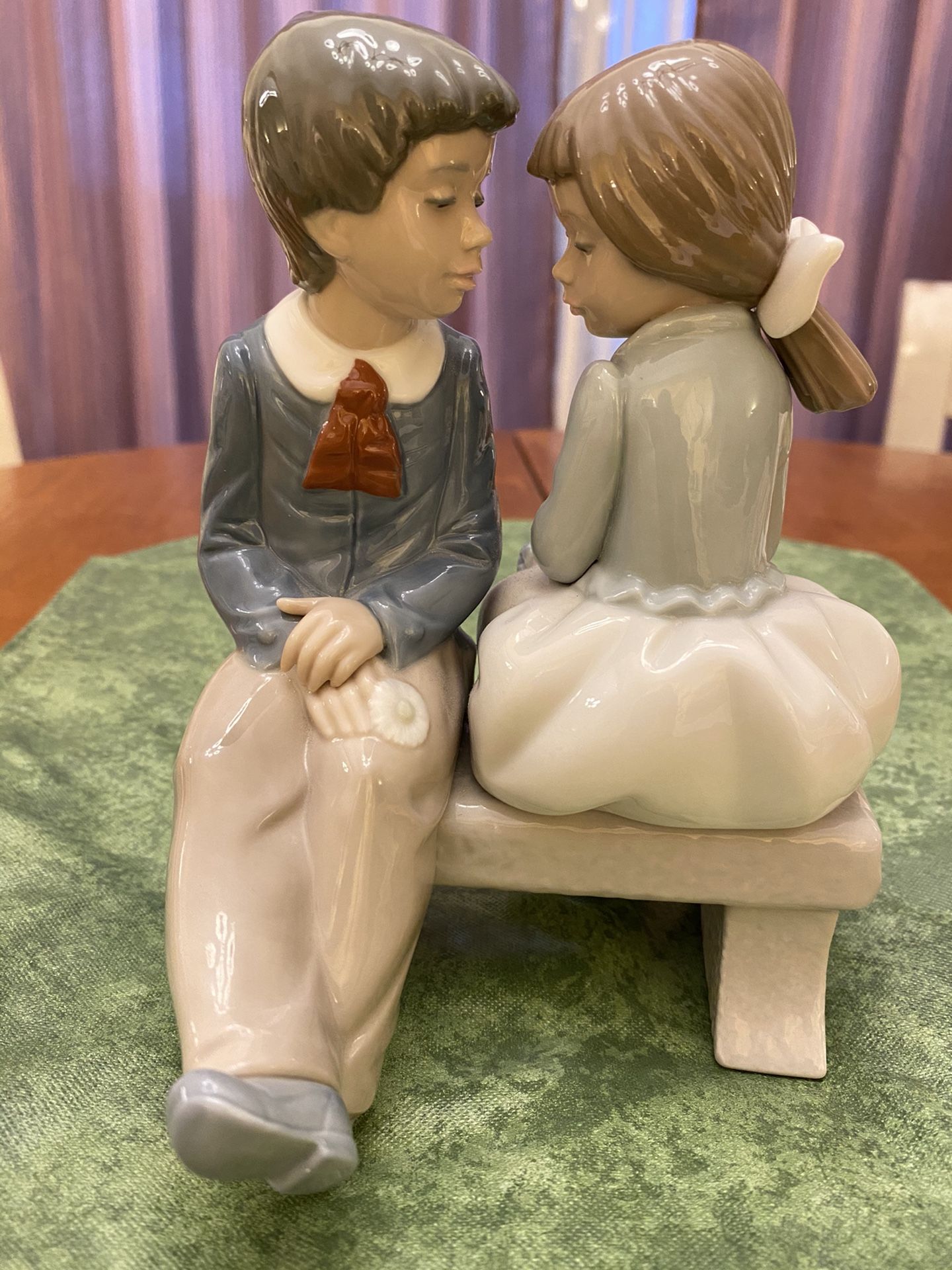 FIRST LOVE COUPLE ON BENCH PORCELAIN FIGURINE GIRL AND BOY. NAO BY LLADRO #1136