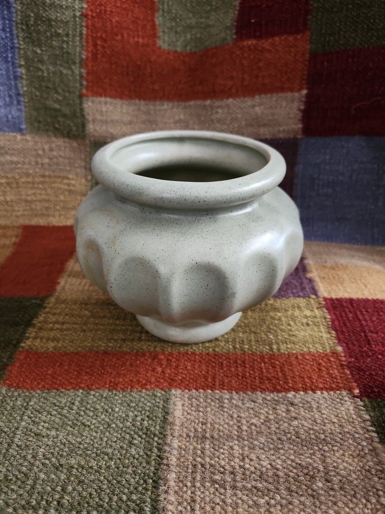  Vtg Haeger USA,  5 1/4"tall Vase/ Planter,  Avocado Green Speckled Color,  Ribbed Ceramic
