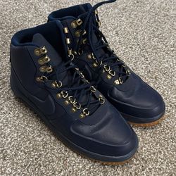 NIKE BOOTS - Size 11