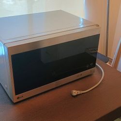 LG 1.5cu ft NeoChef Microwave W/ Smart Inverter & EasyClean