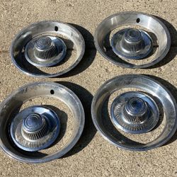 Set Of Hubs And Beauty Rings For 70s Chevrolet 