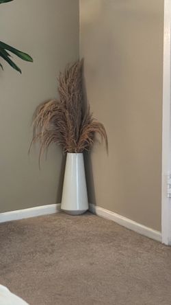 Cute vase and pampas decor