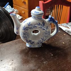 Ended
Vtg Chinoiserie Donut Teapot Blue White Porcelain China tea potVtg Chinoiserie Donut Teapot Blue White Porcelain China tea pot
