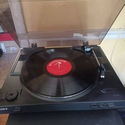SONY FULLY AUTOMATIC TURNTABLE WITH FREE VINYL ALBUMS $200 FINAL PRICE READ DESCRIPTION AND SEE 👀 ALL PICTURES