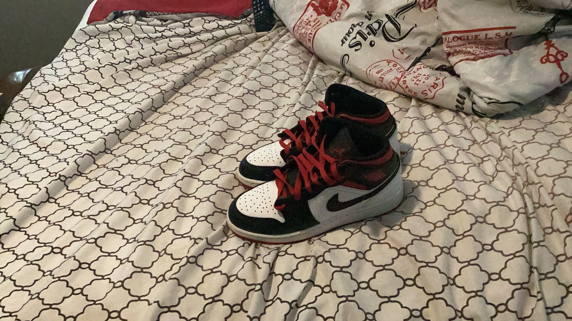 JSimple & Buyer-Friendly: Jordan 1 Mid Size 4Y β Red/Black/White β Worn But In Good Condition