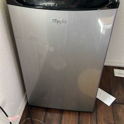 Whirlpool Mini Fridge - Compact & Reliable 