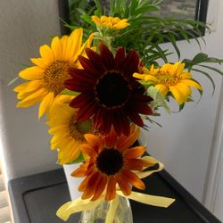 Fresh Sunflower Arrangement 