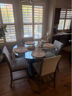 Dining Room Table & Chairs