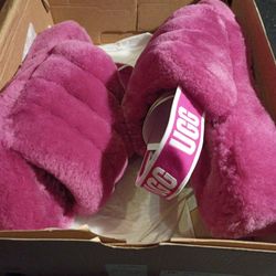 UGG FLUFF.  YEAH  SLIDES SIZE 8