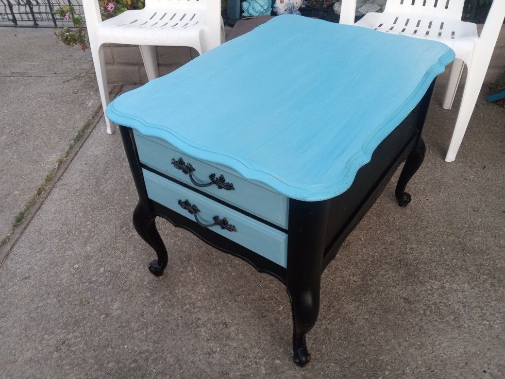 CUTE VINTAGE SHABBY CHIC SIDE TABLE OR NIGHTSTAND 