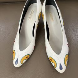 Vintage COUTURE JOANsDAVID ITALY size 9B Prefect quality. Lather in and out. the right heel is missing