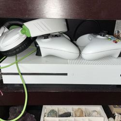 Xbox One S 2 Controllers + Turtle beach headset