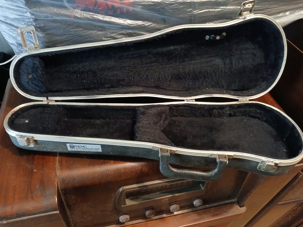 Hardshell Case For 1/4 Sized Violin In Excellent Condition