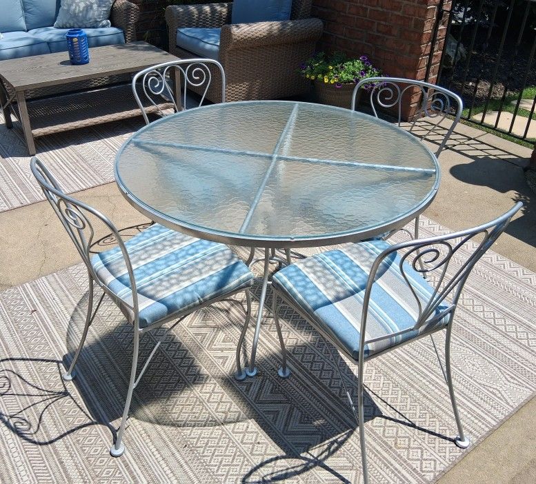 Outdoor Patio Table Set (1 Table, 4 Chairs, 1 Cover)