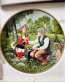 This is a vintage Kaiser Porcelain collector plate titled "Puss in Boots" (Der Gestiefelte Kater).