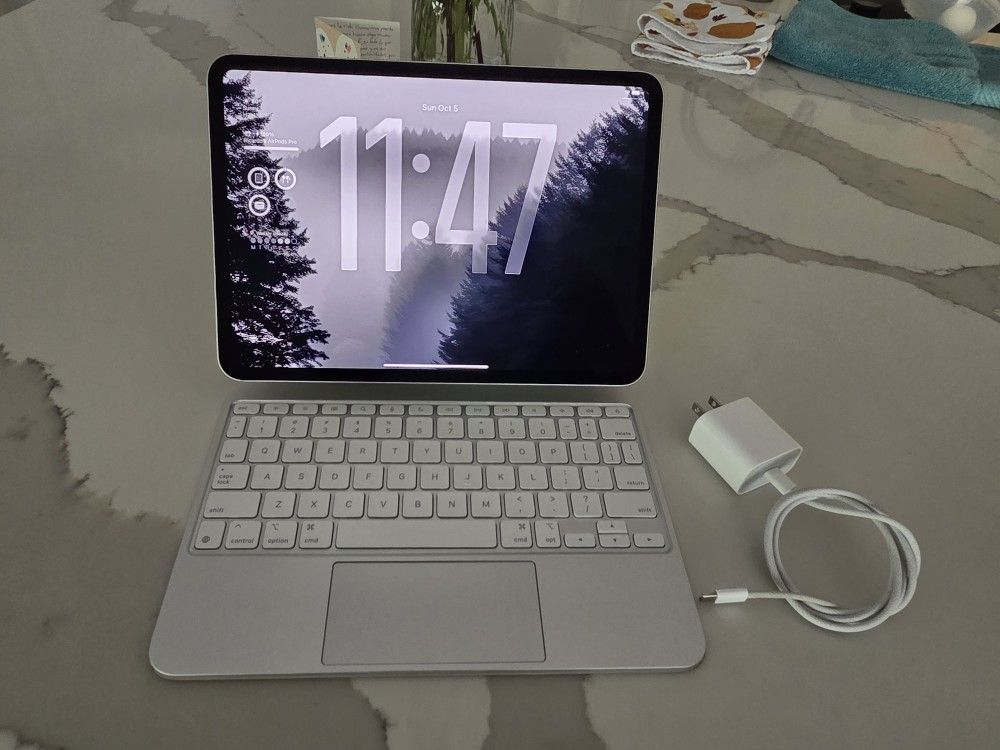 iPad Pro 11 (M4) w/Apple Keyboard Cover