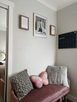 Pink Velvet Curved-Back Bench – Modern Upholstered Accent Seating