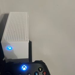 White Xbox Series S - Excellent Condition with 2 Controller & Cables