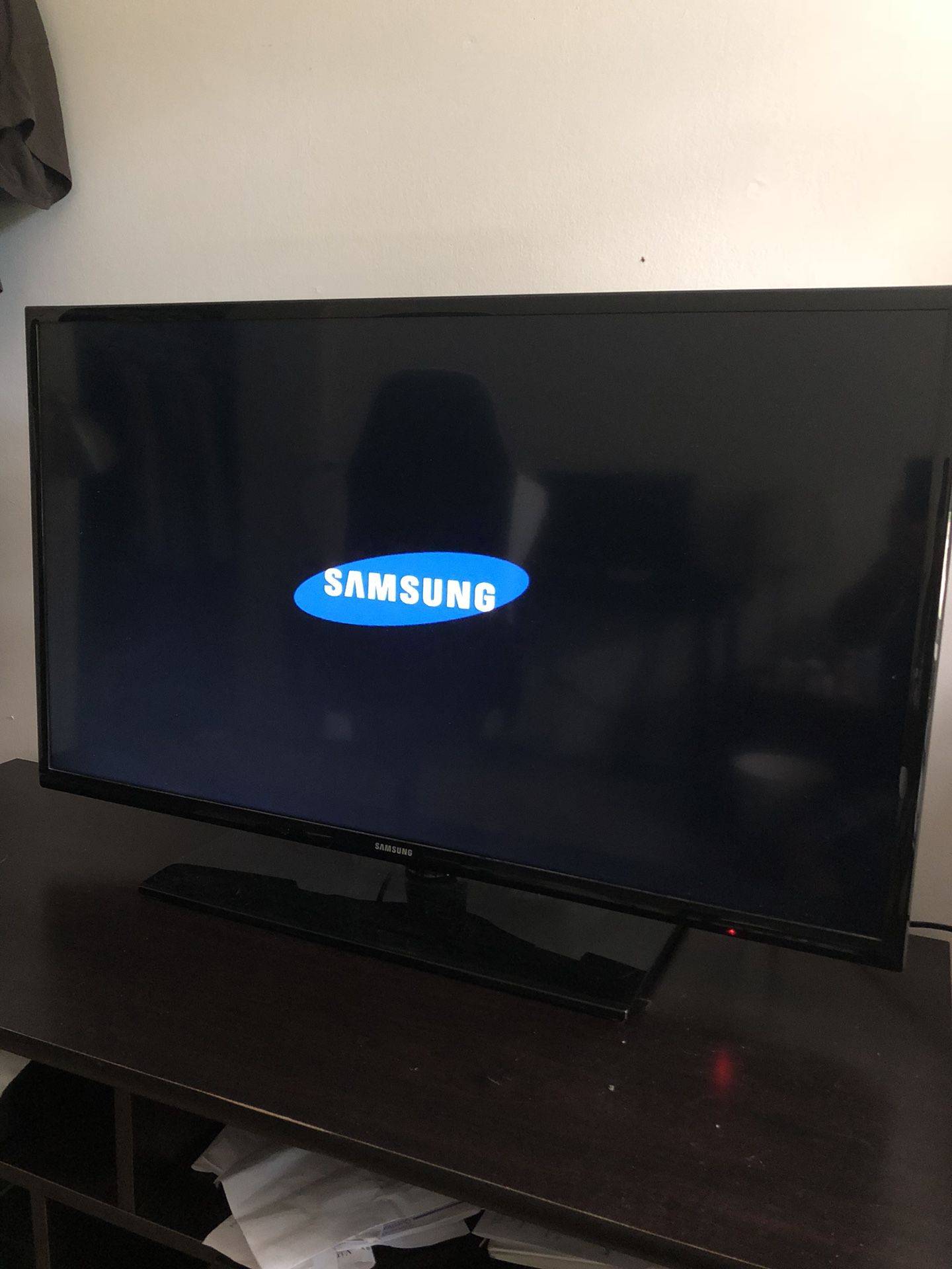 Samsung TV 40 inch as good as new with remote control