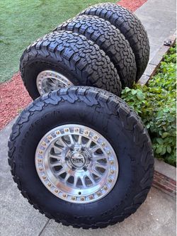 KMC wheels new on 285/75/17 used tires new rims