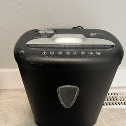 Amazon Basics Paper Shredder
