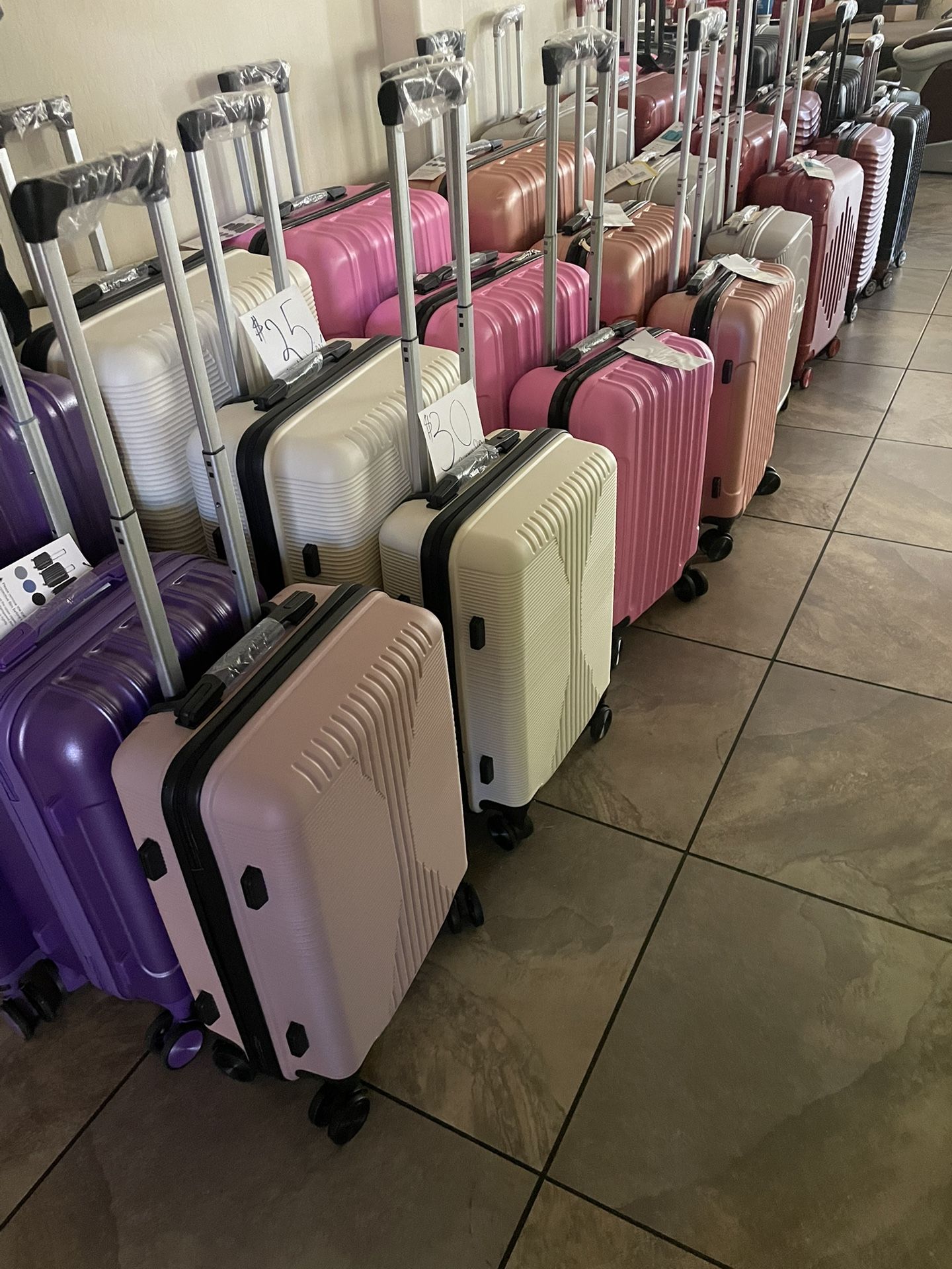 π§³ Carry-On Hardshell Luggage β $30 FIRM π§³ π Pickup: S. Durango & 215 (near IKEA) Travel light and in style with this brand new carry-on hardshell