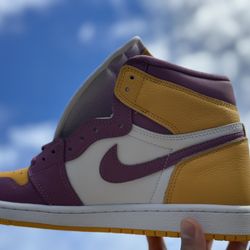 1 pair of jordan 1 brotherhoods (8.5)/9 & 5w mint foam dunks