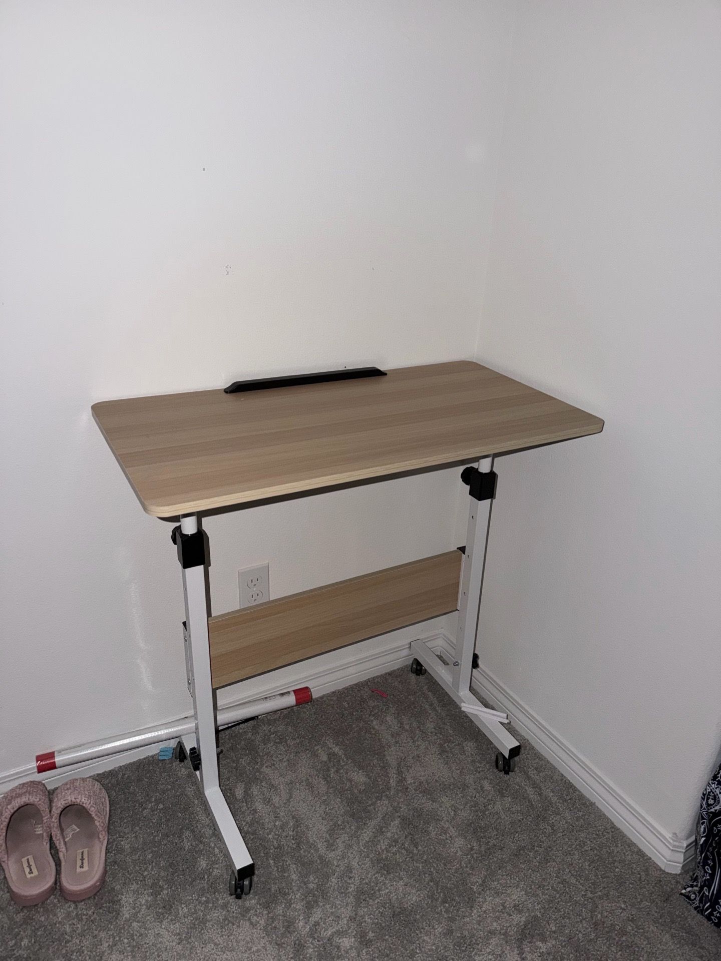 Adjustable desk