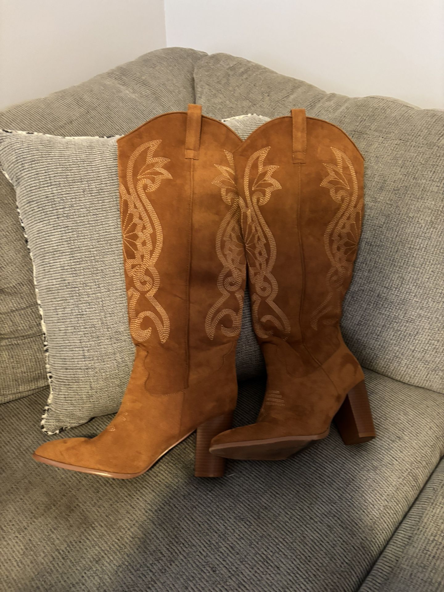 Women’s Size 12 Tan Suede Cowboy Size 12