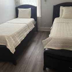 Twin Beds 