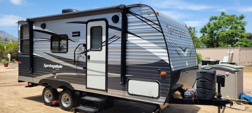 2018 KEYSTONE SPRINTER.... 3950 pounds Empty