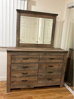 Dresser with mirror from Ashley. Excellent condition